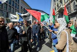 brigata ebraica vs filo palestinesi corteo 25 aprile milano