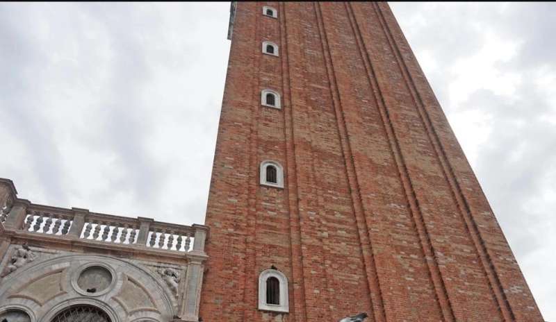 Cadono pezzi in cemento armato dal campanile di San Marco