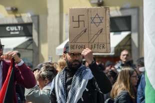 cartelli antisemiti al corteo per il 25 aprile a milano
