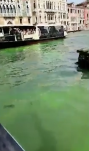 colorante nelle acque del canal grande a venezia 2