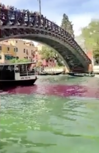 colorante nelle acque del canal grande a venezia 4