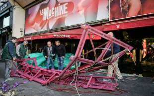 crollo delle pale del moulin rouge a parigi 6