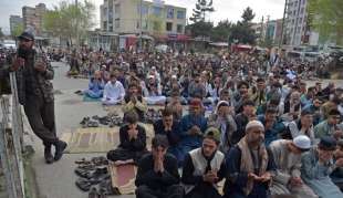 fedeli musulmani a kandahar per la fine del ramadan