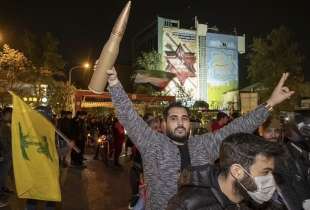 festeggiamenti in iran per l attacco in israele