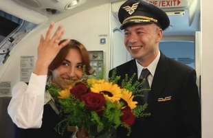 il pilota polacco konrad honc chiede alla hostess paula di sposarlo 1