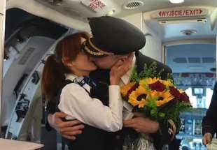 il pilota polacco konrad honc chiede alla hostess paula di sposarlo 2