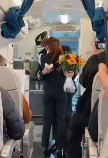 il pilota polacco konrad honc chiede alla hostess paula di sposarlo 3