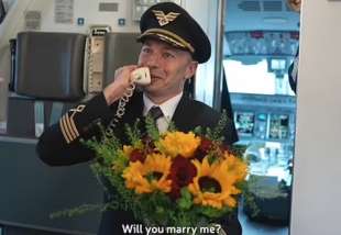 il pilota polacco konrad honc chiede alla hostess paula di sposarlo 5
