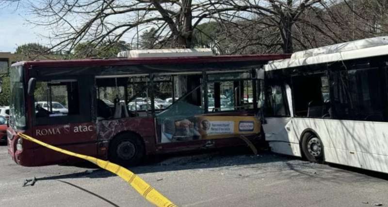 incidente tra autobus a roma 2