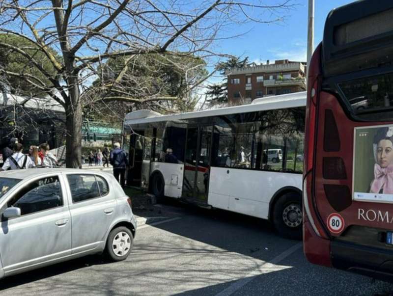 incidente tra autobus a roma 3