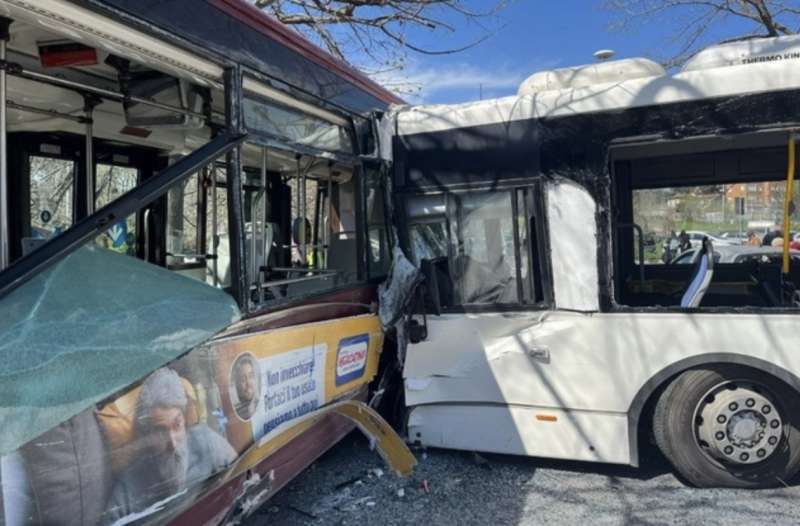 incidente tra autobus a roma 4