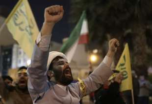 iraniani festeggiano l attacco a israele