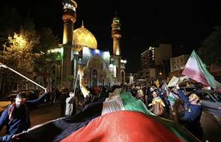 iraniani festeggiano l attacco a israele