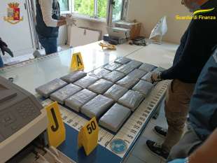 maxi sequestro di oltre 150 chili di cocaina nel porto di ravenna. 8