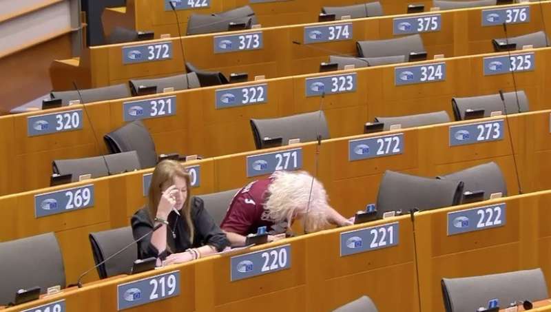mick wallace al parlamento europeo con la maglia del torino