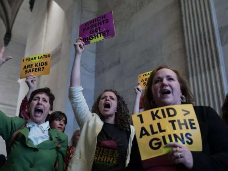 protesta contro la legge che permette agli insegnanti di portare le armi a scuola in Tennessee