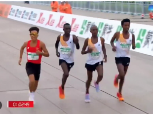 scandalo alla mezza maratona di Pechino Robert Keter Willy Mnangat Dejene Hailu e He Jie