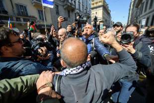 scontri tra filo palestinesi e brigata ebraica milano