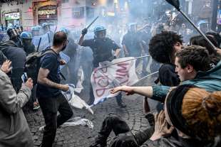 scontri tra polizia e manifestanti a napoli 10