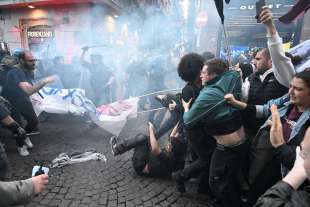 scontri tra polizia e manifestanti a napoli 2