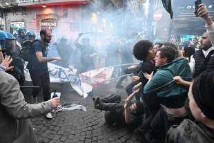 scontri tra polizia e manifestanti a napoli 3