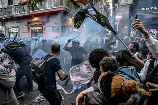 scontri tra polizia e manifestanti a napoli 4