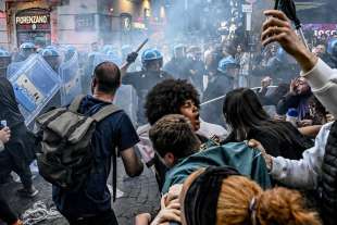 scontri tra polizia e manifestanti a napoli 6