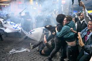 scontri tra polizia e manifestanti a napoli 7