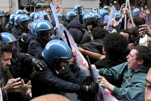 scontri tra polizia e manifestanti a napoli 8