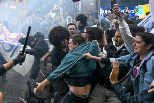 scontri tra polizia e manifestanti a napoli 9