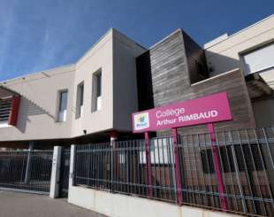scuola di Montpellier dove e stata picchiata 13enne senza velo 1