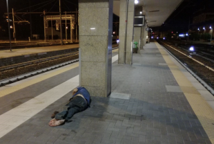 senzatetto alla stazione