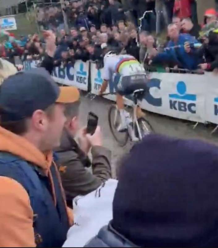 spettatori lanciano birra contro van der poel durante il giro delle fiandre.