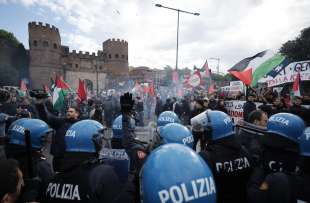 tensione tra filo palestinesi e brigata ebraica corteo 25 aprile 2024 roma 1