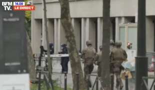 uomo asserragliato nel consolato iraniano a parigi 6