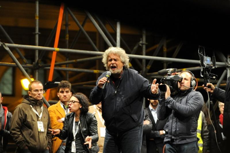 Beppe Grillo sul palco di piazza del popolo