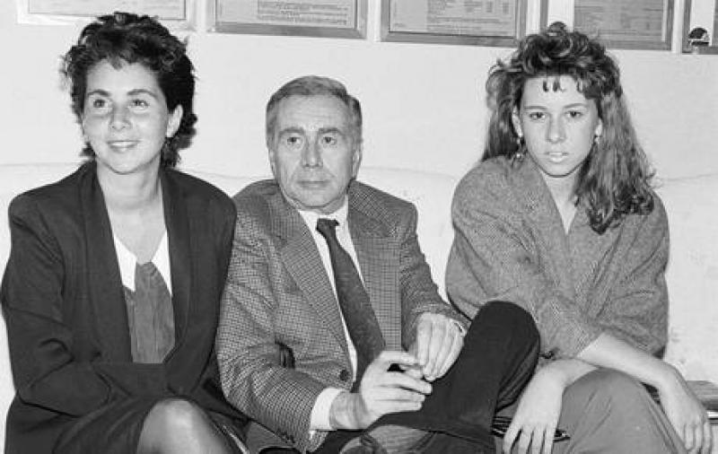 Enzo Tortora con le figlie Silvia a sinistra e Gaia