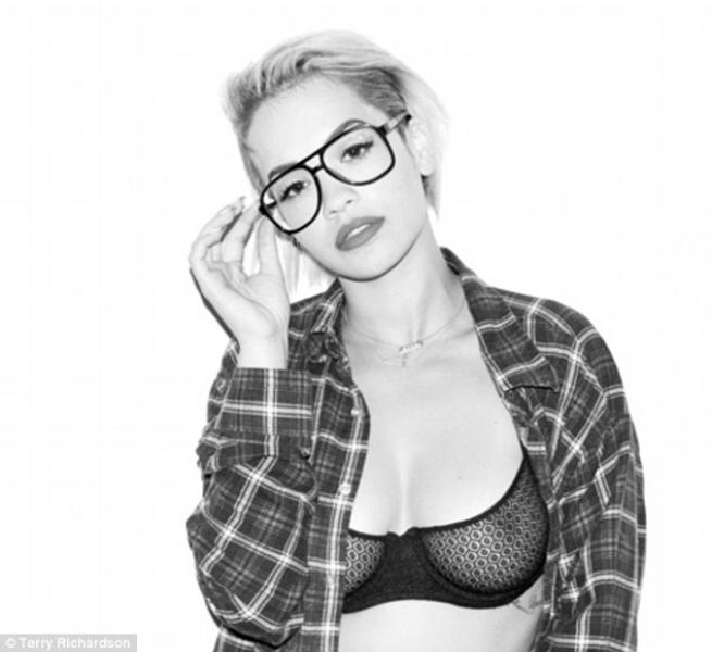 FOTORIHANNA E LE ALTRE Pop star sexy Rita Ora sexy con occhiali