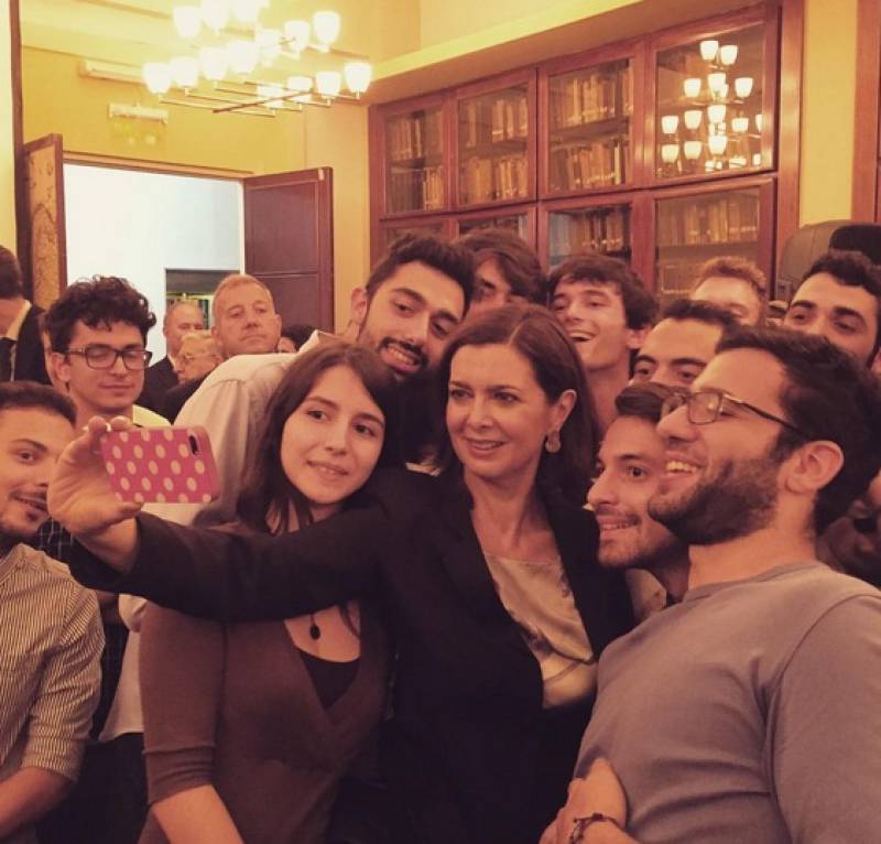 laura boldrini selfie con gli studenti italiani in argentina