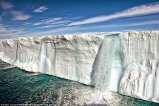 lo scioglimento di un ghiacciaio a svalbard, norvegia