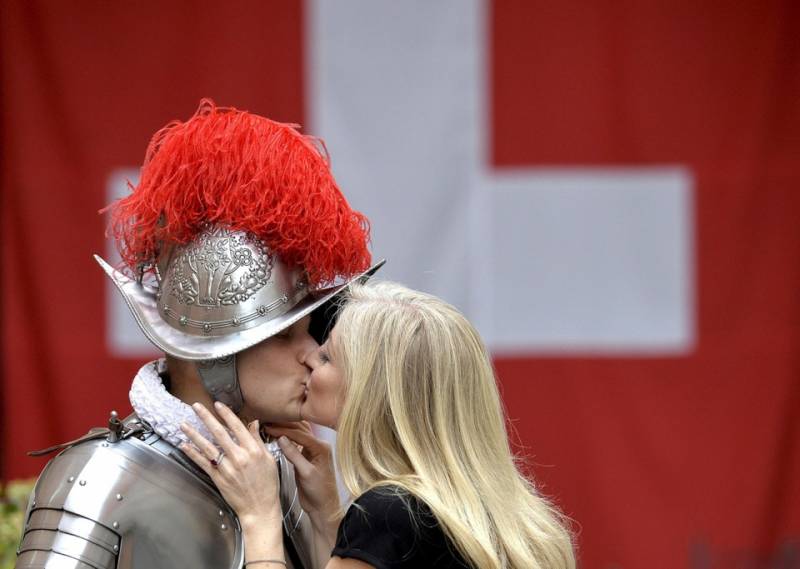 una guardia svizzera del vaticano bacia la fidanzata