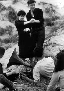 giovani ballano al lido di venezia negli anni cinquanta