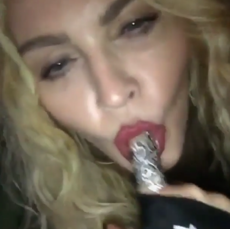 Мадонна сосёт Бутылку .mp4 - Coub Madonna sucks the bottle (Мадонна сосет б...