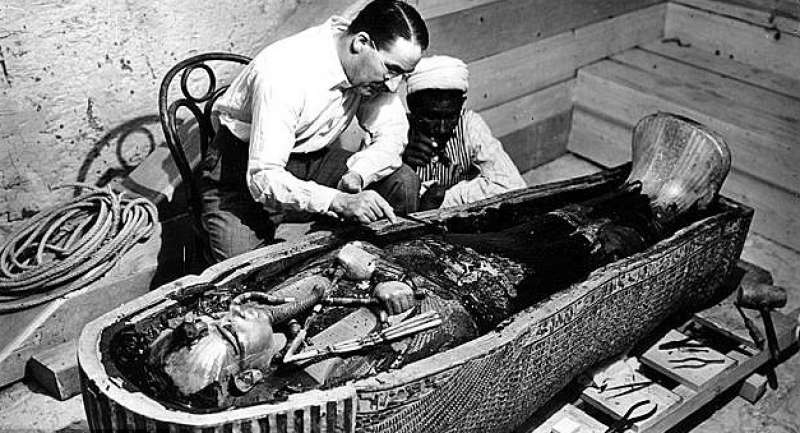 tutankhamon esaminato da howard carter