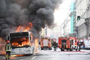 autobus in fiamme via del tritone 4