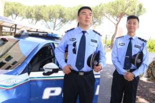 poliziotti cinesi prato