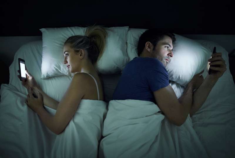 la luce blu di smartphone e tablet causa disturbi del sonno 1