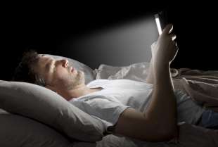 la luce blu di smartphone e tablet causa disturbi del sonno 10