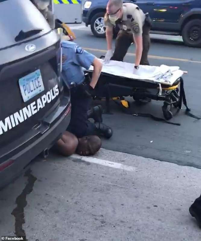 agente di polizia preme il ginocchio sul collo di george floyd minneapolis 2