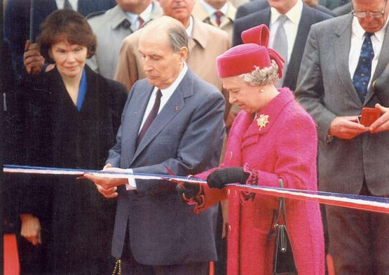 francois mitterrand con la regina elisabetta all'inaugurazione del tunnel della manica nel 1994